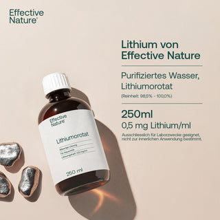 Effective Nature Lithiumorotat 250ml Braunglasflasche mit weißem Etikett, daneben metallische Steinstücke, beiger Hintergrund