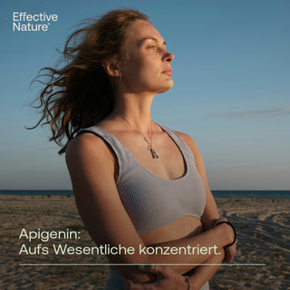 Frau am Strand blickt in den Himmel, Effective Nature Apigenin Werbemotiv, Text: Aufs Wesentliche konzentriert.