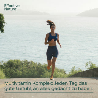 Frau joggt an einem See, Effective Nature Multivitamin Komplex, Werbemotiv mit deutschem Slogan