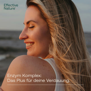 Lächelnde Frau im Gegenlicht am Meer, Effective Nature Enzym Komplex, Text: Das Plus für deine Verdauung