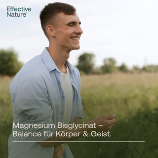 Lächelnder Mann auf Wiese, Effective Nature Magnesium Bisglycinat – Balance für Körper & Geist
