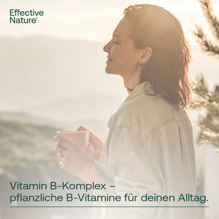 Frau hält Tasse im Gegenlicht, Effective Nature Vitamin B-Komplex, pflanzliche B-Vitamine für den Alltag