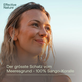Lächelnde Frau im Sonnenlicht, Effective Nature Sango-Koralle, Text: Der grösste Schatz vom Meeresgrund