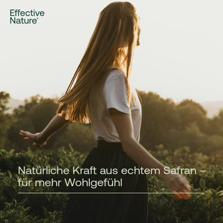 Junge Frau läuft durch grüne Natur bei Sonnenuntergang, Text: Natürliche Kraft aus echtem Safran, Effective Nature